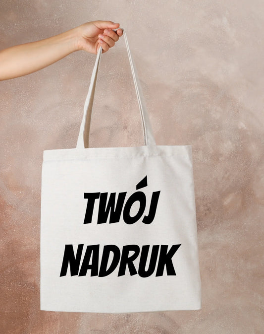 zenska-reki-mienia-duzego-ciezaru-torba-przeciw-brown-tlu